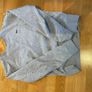 Lacoste Tröja - Riktigt soft Lacoste-tröja. Najs och mjukt material. Riktigt snygg och i nyskick.