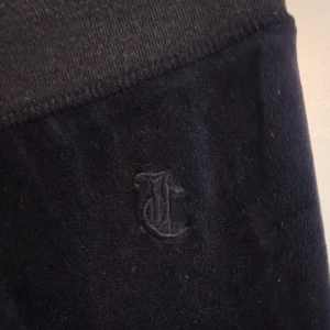 Juicy Couture byxor - Mörk blåa Juicy Couture byxor som aldrig används eftersom de är för stora för mig. Vet ej vad de är för "modell", de är köpt på nelly. OBS snörena saknar sina silver "detaljer". Pris kan diskuteras❤️❤️