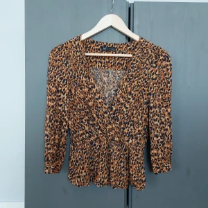 Zara topp, omlottblus med leopardmönster strl S  - Zara topp, omlottblus med leopardmönster strl S. Använd en gång. Mycket fint skick. Missa inte mina andra annonser. 