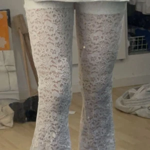 Vita spetsbyxor - Söta fina blommiga spetsbyxor i vitt! Använt få gånger, ganska långa👍