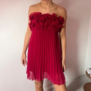 Rosa klänning med blommor - Så fin rosa klänning med rosor , helt ny med prislapp kvar 