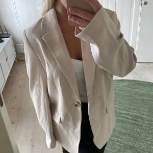 Blazer från NA-KD  Aldrig använd🩷  Storlek 32 men jätte oversize modell så passar någon som har 34-36 (S) vanligtvis om man vill ha den oversize!! Annars skulle jag säga att den passar någon som har 36-38 också