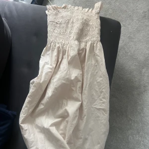 Klänning - Jättefin bandeauklämning från hm som tyvärr inte kommer till användning!❤️