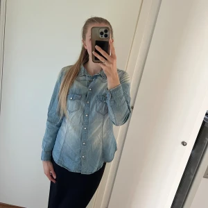 Denim skjorta  - Denim skjorta från Denim Co. Strl 36. Fraktpriset baseras på vikten!