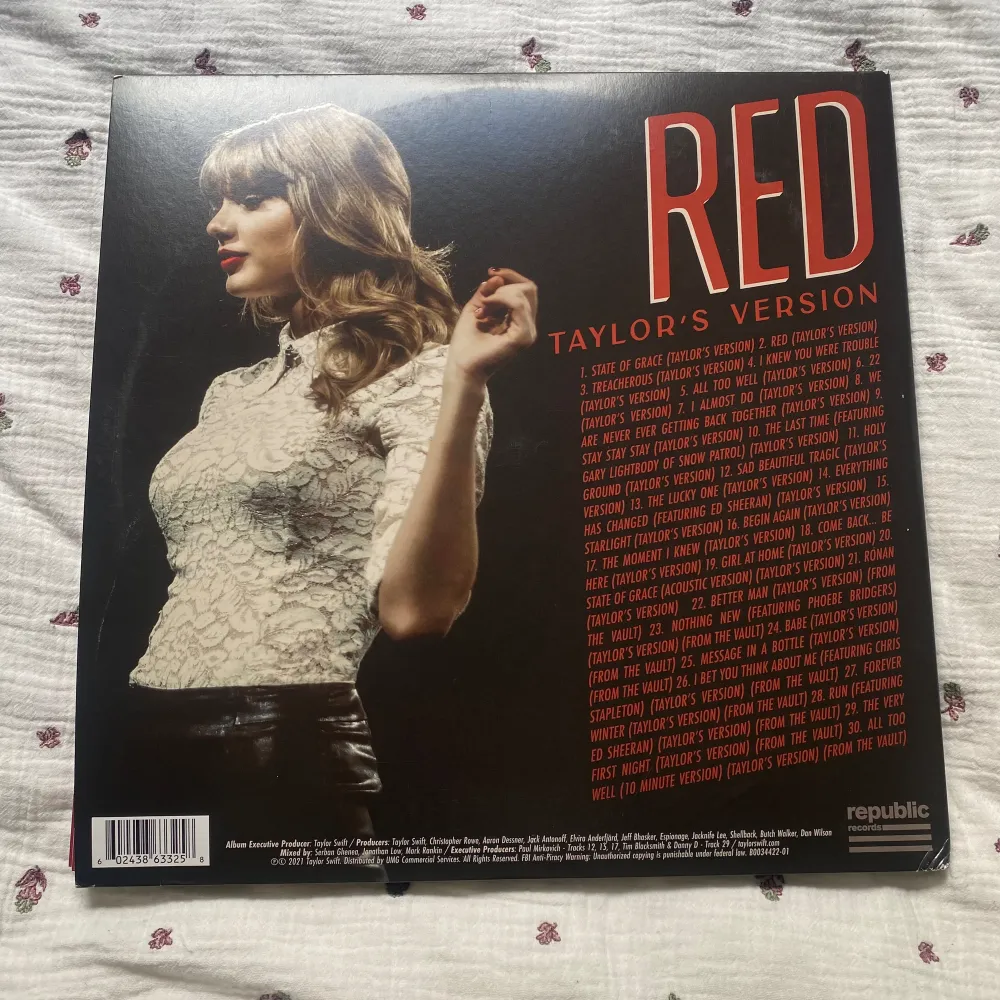 Intressekoll på min Red Taylor’s Version vinyl❤️ vinylen inkluderar 4 skivor med ”fodral” till❤️ den är knappt spelad utan har använts som dekoration❤️ det finns en liten slitning i ena hörnet men som kannor är märkbar❤️. Övrigt.