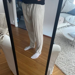 Lindebergh Linnebyxor - Lindebergh Linnebyxor storlek XL (liten i storlek) är 184cm och passar bra!