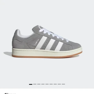 Adidas campus 00 - Säljer mina adidas vampus 00 då de inte riktigt va min stil. Använda fåtal gånger. Pris kan diskuteras vid snabb affär💕💕