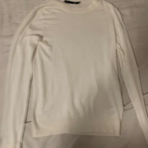 Tröja - En jätte fin vit stickad tröja från lager! Använt en gång! Är lite genomskinlig annars inget fel på den, skriv för fler frågor!!💞 ps: pris går att diskuteras!