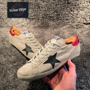 Golden Goose - Tjena! Säljer nu dessa tvär feta Golden Goose! | Skick 7,5/10 | Har ett litet jack på sidan, men inget som syns😁 | Nypris 5000, mitt pris 2099kr ✅ | Storlek 45, passar 44-45 | Hör av dig vid minsta fråga eller fundering, hjälper gärna till!  