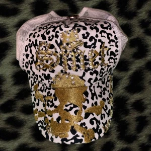 Keps med cheetah prints och döskalle  - Jätte vacker keps som är ifrån märket smet born on the street💖 den är storlek 58cm men e justerbar💖