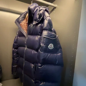 Moncler maya mörkblå - Bra skick nfc tag fungerar har inga tags kvar för köpte den på Plick med kvitto till! Kör byten 