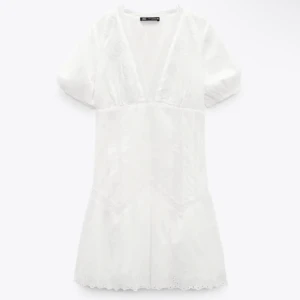 Vit zara klänning💕 - Super snygg vit zara klänning i ny skick bara använd en gång, perfekt nu till sommaren storlek xs/s. Köpt för ungär 650 men är inte helt säker, kan skicka egna bilder privat vid intresse💕