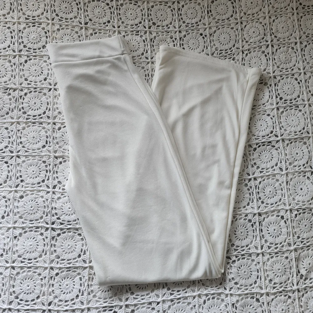 Oanvända 'crepe straight pants' från NLY Trend. Off white i färgen. Material: 95% polyester, 5% elastan. . Jeans & Byxor.