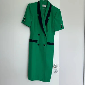 Vintage klänning Kasper for ASL - Grön vintage klänning från Kasper for ASL Felfritt skick, knappt använd! Storlek 34-36 (S) Material: 65%polyester, 35%viskos