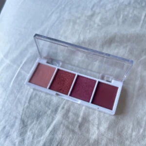 Ögonskuggspalett  - Ögonskuggspalett från elf helt ny och oanvänd! Första bilden visar färgerna men lite suddig bild, på bild 2 ser färgerna jätte mörka ut men bild 1 visar hur de ser ut irl