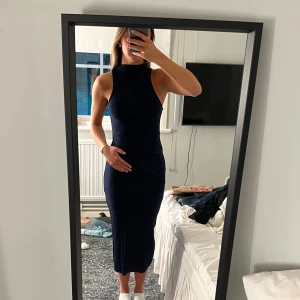Lång klänning  - Lång mörkblå tight klänning från zara med en öppning som man kan välja ifall de ska vara på magen eller ibak på ryggen💙aldrig använd, prislappen finns kvar.