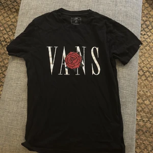 Vans T-shirt - Riktigt snygg T-shirt ifrån vans. Säljer då den är för liten. Hör av er om ni har några frågor :)