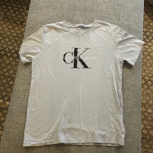 Calvin klein T-shirt  - En snygg Calvin klein T-shirt som är som ny. Säljer då den bara liggit i garderoben för den är förlåten för mig :)
