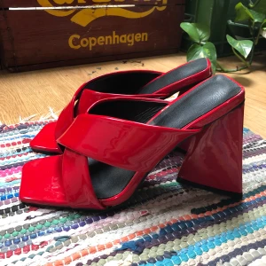 Röda klackskor - Superfina högklackade klackskor köpte på second hand. Strl 40, skriv gärna frågor😊