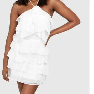 Vit klänning - En perfekt sommarklänning, endast använd en gång och tvättad🫶🏼 