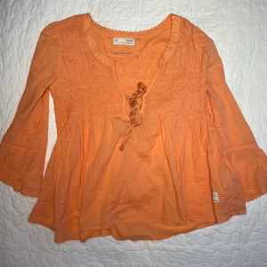 Odd Mollys blus - Korallfärgad Odd Molly blus med trekvartsärmar. Tidigare köpt secondhand men har inga defekter🫶