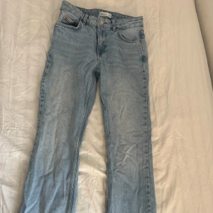 Midwaist jeans - De är mid waist och är i bra skick.