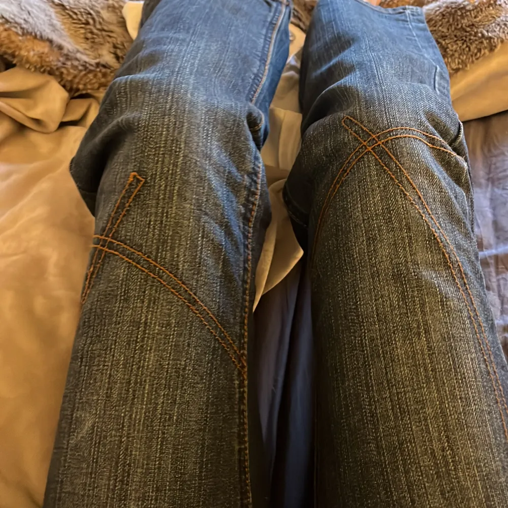 Säljer dessa jeans då de e lite för korta på mig som är 164. Passar dock om man vill sprätta upp kanten och är i samma längd! Pris kan diskuteras vid snabb affär!💕. Jeans & Byxor.