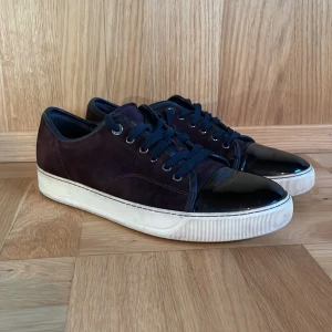 Lanvin skor - Tja! Riktigt fräscha lanvin skor, perfekt nu inför sommarn☀️⛱️ mockan är i ett otroligt fint skick, liten defekt vid häl men ingen skillnad vid användning. UK 8 alltså ungefär 43, Hör av er vid minsta lilla fråga eller fundering📩