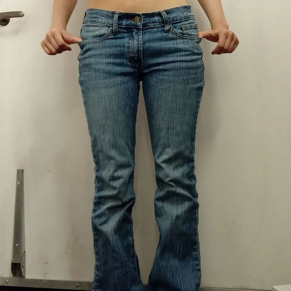 Ett par lågmidjade utsvängda jeans med 
