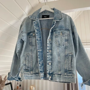 Jeansjacka - Säljer denna jätte fina jeansjackan från Bik Bok. Är i superfint skick och använd fåtal gånger. Skriv vid frågor eller fler bilder! ✨💗