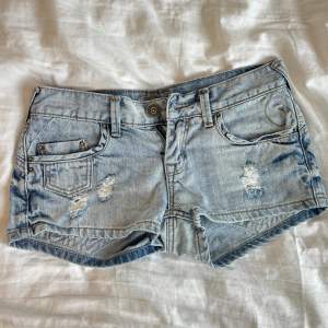 Ett par vintage lågmidjade shorts som tyvärr är för små för mig så kan ej fota de på💕 Passar xs/s