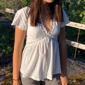 Vit Topp <3 - Säljer denna sjukt fina toppen ifrån Shein. Sparsamt använd, nyskick! Säljes därav har ingen användning av den. Priset är prutbart 💓