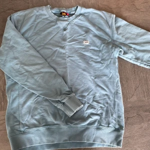 Tröja - Fin och skön Lee tröja med tecken av användning. Nypris 700 🫶(är blåare i verkligheten)