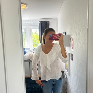 Vit somrig blus med volanger - Vit blus perfect nu till sommaren. Den är väldigt tunn och luftig så jättebra för varmare väder men inte särskilt genomskinlig så man kan ha den i skolan 💗 Det står ingen storlek men jag skulle säga att den passar XS-M. 