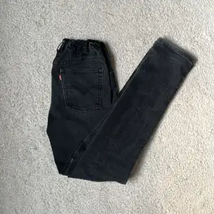 Tjenare jag säljer ett par Levis jeans i storlek 14år och model 510 skick 7/10 skulle jag säga. Tveka inte på att höra av dig om det är något du undrar!💭😃