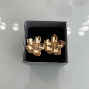 Blomörhängen  - Fina rostfria blomörhängen (aldrig använt)💓