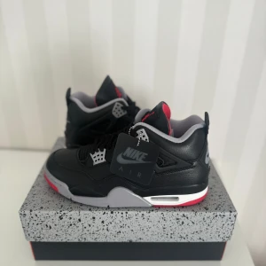 JORDAN 4 “Bred Reimagined” - Mått: EUR 42,5 - Men’s 9. Skick: Nya/DS 