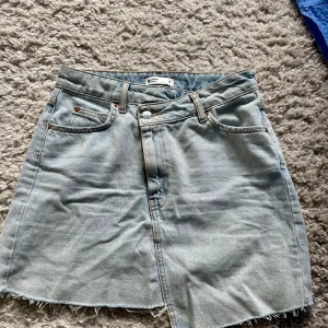 Jeanskjol  - Fin jeanskjol  Den är i bra skick men använd hela förra sommaren:)) 