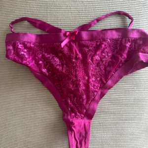 Hundemöller trosor - Snygga högmidjade trosor från hunkemöller i strl m. De har även ett band man kan ha på höfterna. Inte använda 