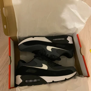 Nike airmax 90 grå svart - Storlek 44  Säljer pga ångrar köpet