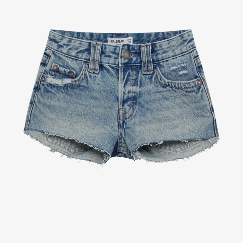 Super snygga jeansshorts från pull and bear med fickor där bak. Skicka om ni vill ha mer bilder. . Shorts.