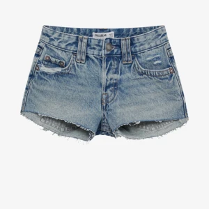 Jeansshorts  - Super snygga jeansshorts från pull and bear med fickor där bak. Skicka om ni vill ha mer bilder. 