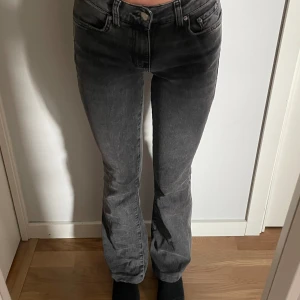Mörkgråa bootcut jeans - Fina bootcut jeans från Gina. Har sytt upp byxorna i längden lite. Passar perfekt i längden om man är ca155-160cm!🤗