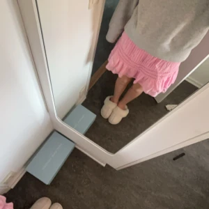 Rosa kort kjol - Säljer min fina neo noir kjol som jag köpte för cirka ett år sedan. Säljer för att den börjar bli förliten