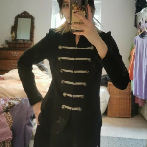 Cirkus/mcr kavaj - Cool jacka i cirkus-typ som påminner om my chemical romance welcome to the black parade! Köpt second hand men inte fått tillfälle att använda personligen och har hängt länge i garderoben. Den är ganska slim så passar xs-s. Använd köp nu