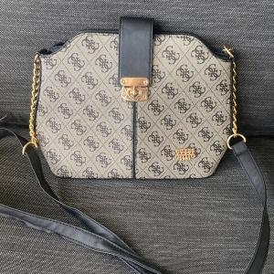 guess - guess väska helt ny så fin. vet ej om den är äkta🥹