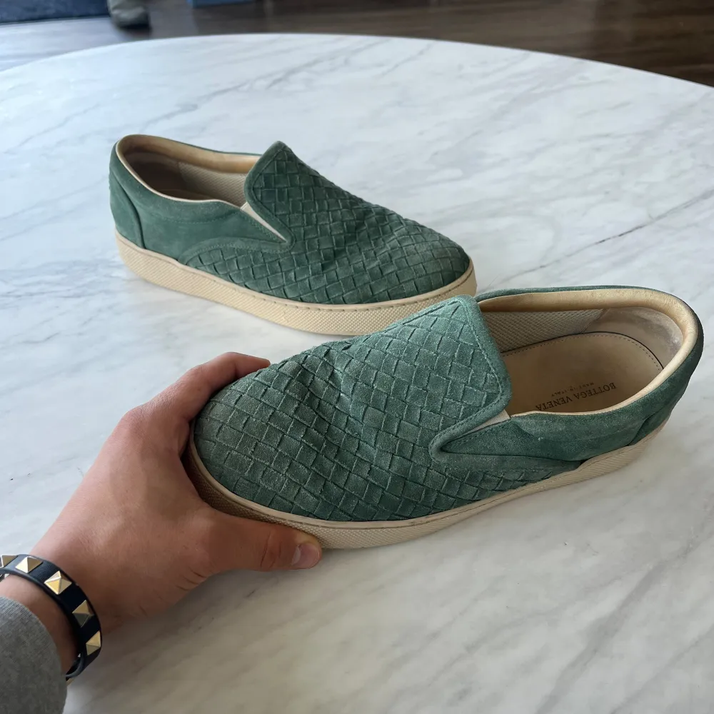 Säljer ett par Bottega Veneta skor i storlek 41 men passar 42. Perfekta skor till sommaren! Skorna är i fint skick bara lite skitiga men tvättar dom innan jag postar. Skriv vid frågor!. Kengät.