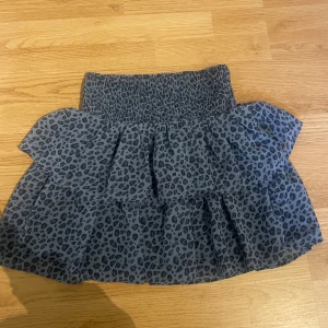 Leopard kjol  - Blå leopard kjol  Storlek 158/164 men skulle säga XS