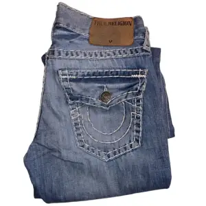 Hej! Säljer ett par rare True Religion jeans i dunder skick. Nypris ungefär 3 000kr W31 [Ytterbenslängd 106cm] [Innerbenslängd 82cm] [Midja 41cm] [Benöppning 20,5cm]. Seriösa köpare kan få fler bilder. Skickas samma dag som köp.