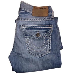 True religion jeans  - Hej! Säljer ett par rare True Religion jeans i dunder skick. Nypris ungefär 3 000kr. Priset går att diskutera vid snabb affär. W31 [Ytterbenslängd 106cm] [Innerbenslängd 82cm] [Midja 41cm] [Benöppning 20,5cm]. Seriösa köpare kan få fler bilder. 
